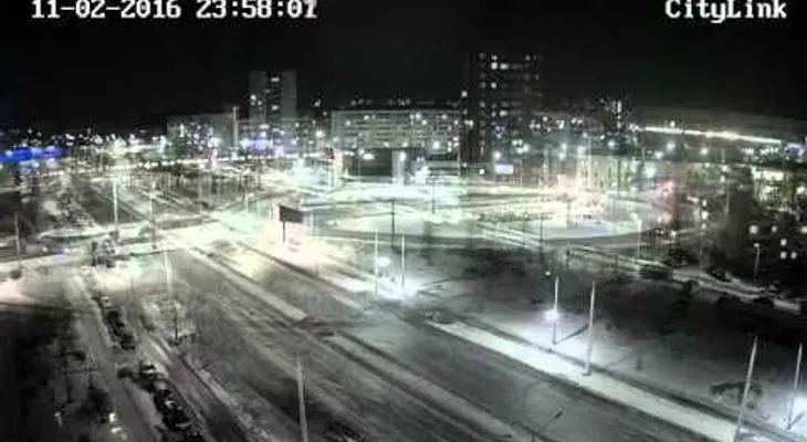 Inusual ráfaga de luz en el cielo nocturno de una ciudad rusa