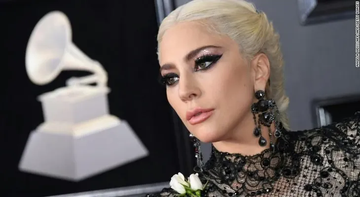 Lady Gaga cancela el resto de su gira por un "intenso dolor"