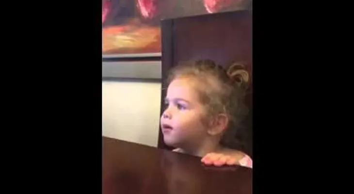 Conmovedor video de una niña que participa en una canción Te Amo Tanto