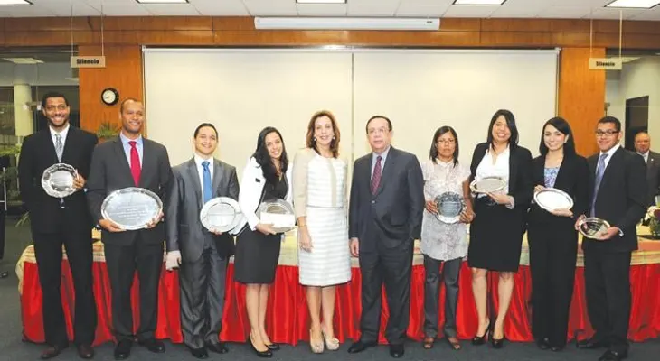 Banco Central entrega premios del Concurso de Economía