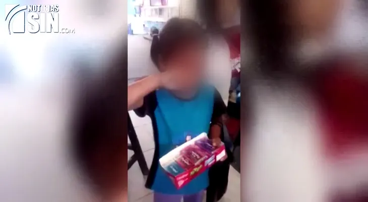 Indignación por niña que es obligada a vender caramelos