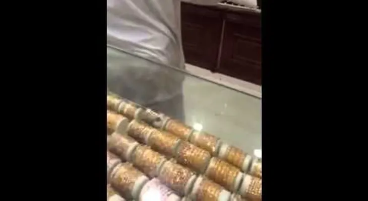 Los sauditas no parecen muy acostumbrados a la lluvia