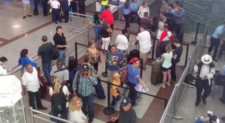 Aerolíneas empiezan a implementar medida de seguridad exigidas por EU a los viajeros