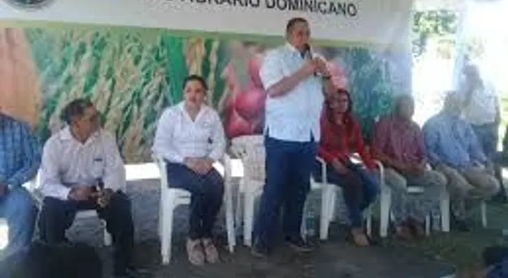 Director IAD entrega electrobombas a productores agrícolas de Palmar de Ocoa. 
