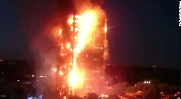 200 bomberos luchan contra un enorme incendio en un edificio en Londres