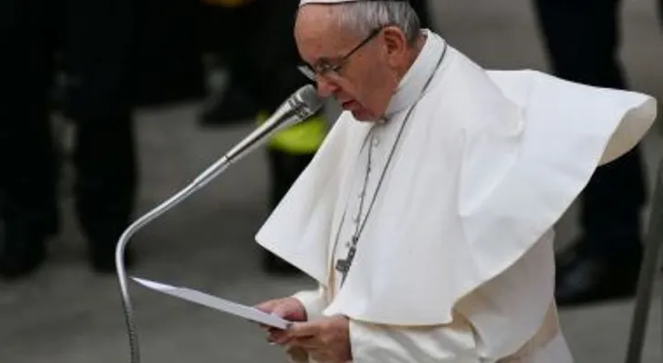 El papa abre una lavandería gratis para los pobres de Roma