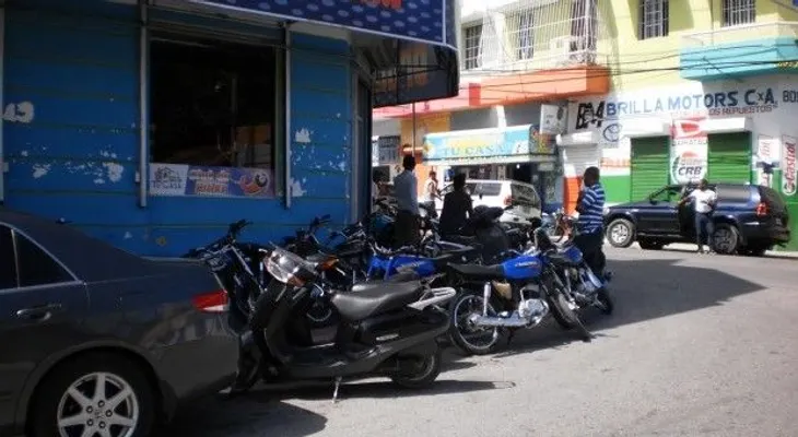 Dueños de negocios ocupan aceras de calles Barahona