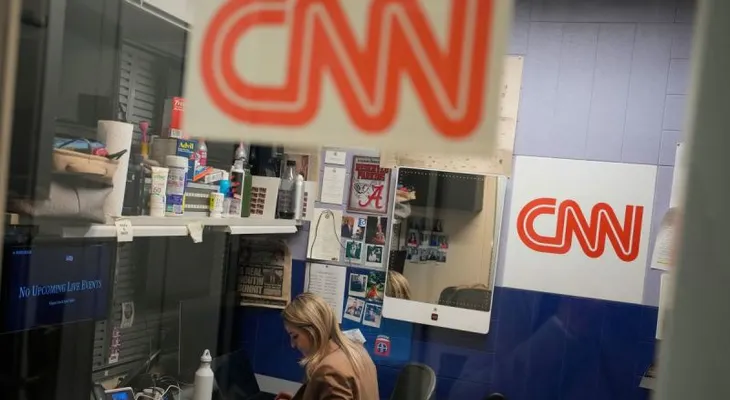 CNN, MS NOW y Politico piden a un juez mantener su acceso a la Casa Blanca