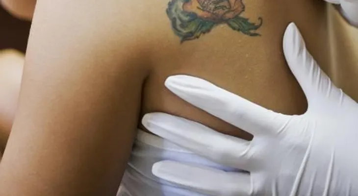 Antes de hacerte un tatuaje debes tomar ciertas medidas para no poner en peligro tu salud 