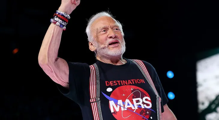 El astronauta Buzz Aldrin fue evacuado de la Antártida por problemas médicos