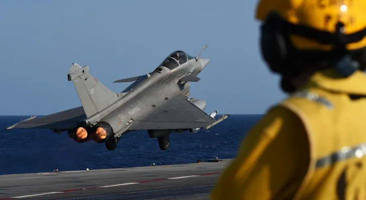 Francia ataca a ISIS desde portaaviones mientras busca crear coalición