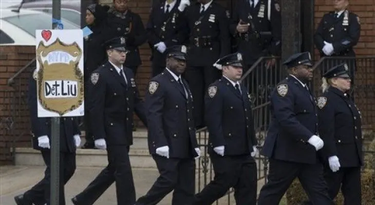 Miles de policías dan la espalda a alcalde NY durante discurso