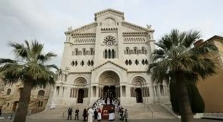 Condenan a sacristán de la catedral de Mónaco por robar unos 3,000 euros de la ofrenda
