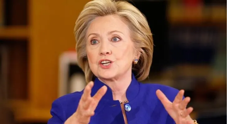 Hillary se reúne con hispanos que limpian automóviles