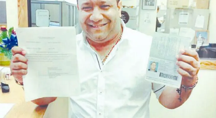"El Gringo de la bachata" muestra papeles de libertad 