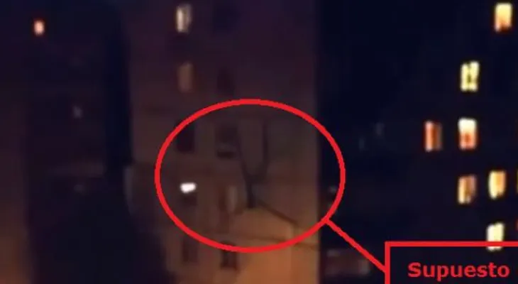 Video: Extraña criatura camina sobre un edificio residencial en Rusia