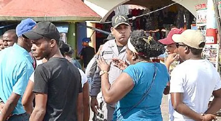 Buhoneros dicen alcaldía de Francisco Peña lo desalojó y le quitó sus mercancías 