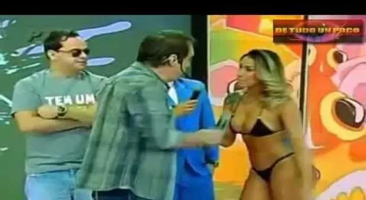 Broma pesada, modelo en bikini