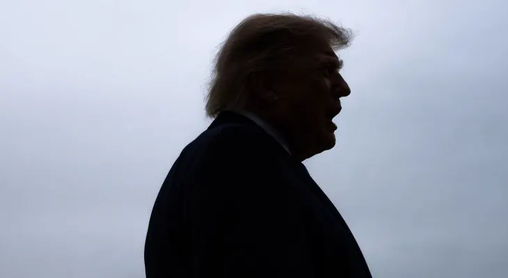 Jueza ordena al Gobierno de Trump cesar la emisión de anuncios financiados con fondos públicos