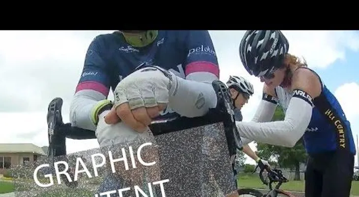 El momento en que un ciclista es alcanzado por un disparo en pleno entrenamiento
