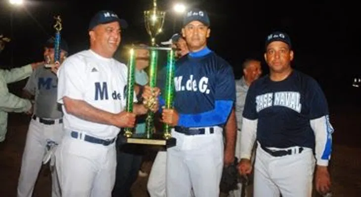 Base Naval campeón torneo softbol oficiales Marina de Guerra