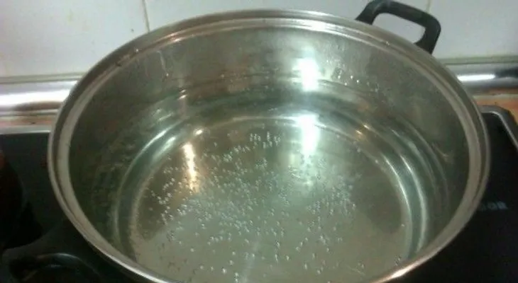 Dos niños resultan quemados con agua hirviendo