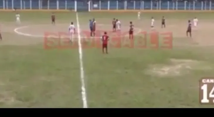 Futbolista agrede a puñetazos a un árbitro y lo inhabilitan ¡de por vida! (VIDEO)