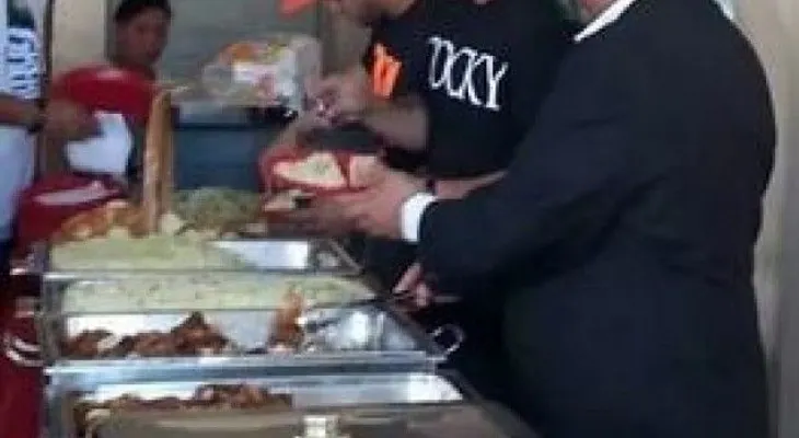 Daddy Yankee sirve almuerzo a niños pobres de El Tamarindo