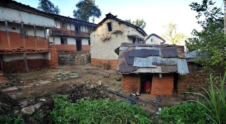 Niña de 15 años muere en una choza menstrual en Nepal