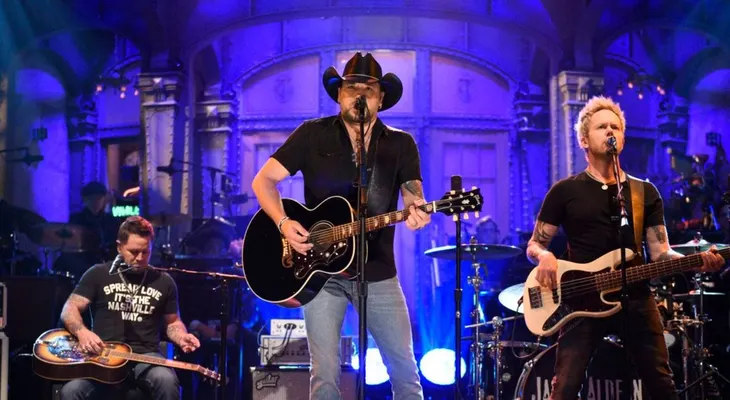 Rompió el silencio Jason Aldean, el cantante que actuaba cuando se desató la masacre de Las Vegas