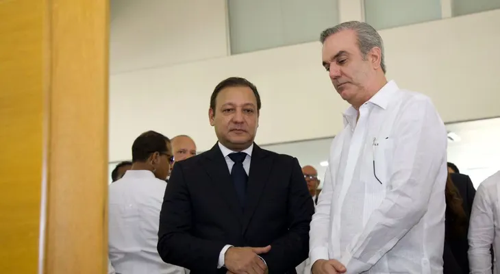 Presidente Abinader se solidariza con Abel Martínez por fallecimiento de su madre