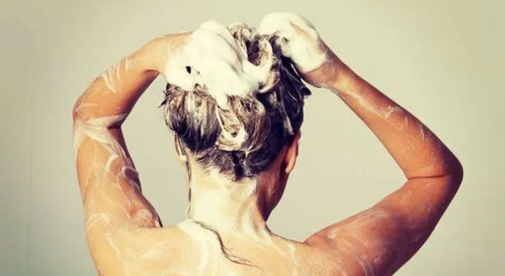 7 errores que provocan frizz en el cabello