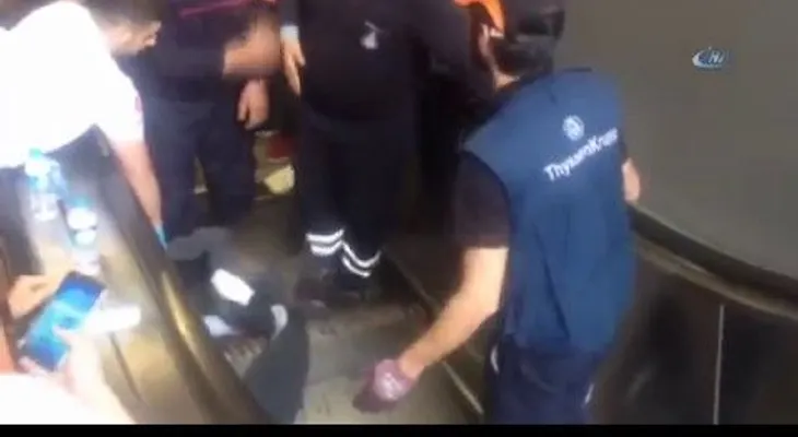 Terrible momento en que la pierna de un niño queda atrapada en una escalera eléctrica
