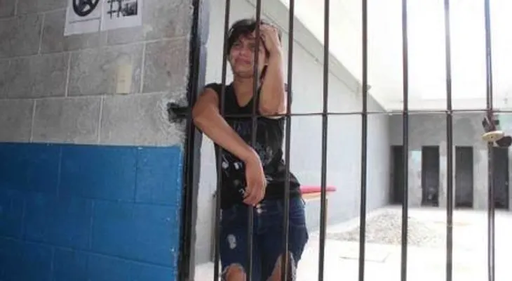 La encierran por negarse a lavar la ropa de su marido