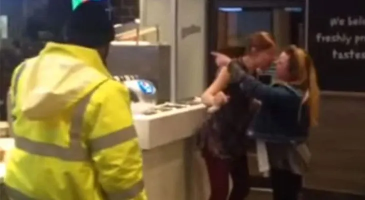 Una mujer profiere una sarta de insultos racistas contra un empleado de KFC (VIDEO)