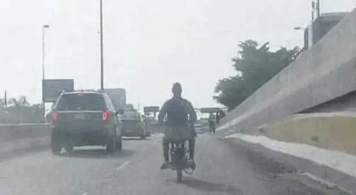 Policía que iba en motocicleta sin casco huye de la Amet