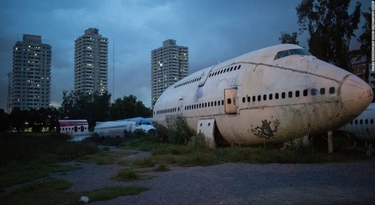 Cementerio de aviones se convierte en hogar para familias tailandesas