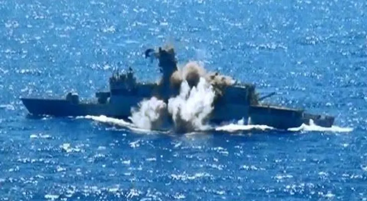 Un buque de guerra turco destrozado en pedazos por un torpedo guiado