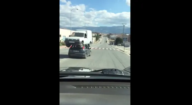 Conductor transporta a otro vehículo en el techo de su coche (VIDEO)