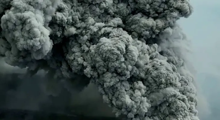 Indonesia: volcán Anak Krakatau expulsa cenizas a 15 kilómetros y provoca suspensiones de vuelos