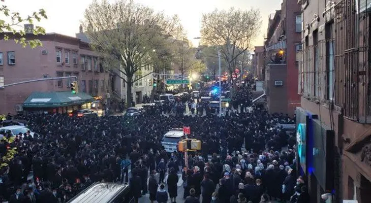 Alcalde de NY acude personalmente a dispersar un funeral masivo de un rabino jasídico
