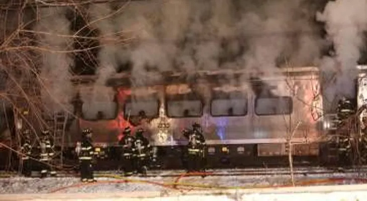 Tren arrolla camioneta en California; hay 3 muertos