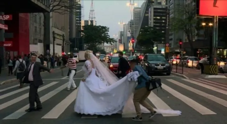 Una pareja de brasileños viaja por el mundo tomándose fotos de boda
