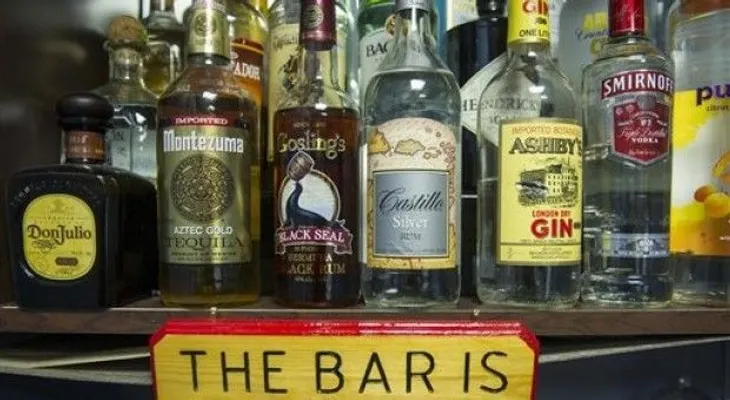 Prueban fármaco contra alcoholismo en bar ficticio