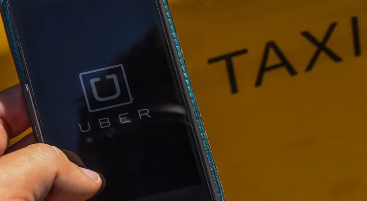 Uber pierde la batalla en este país y suspende su servicio indefinidamente