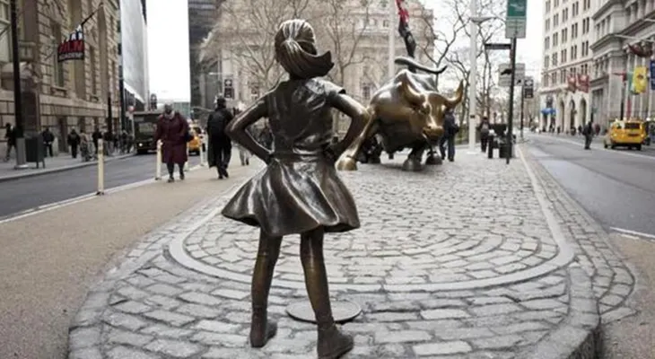 Apareció una "niña sin miedo" frente al toro de Wall Street por el Día de la Mujer