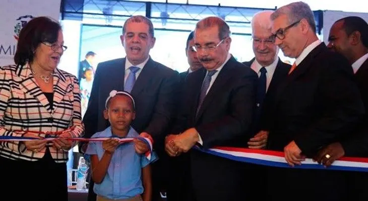 El Presidente entrega escuelas y centro de salud