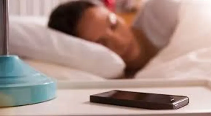  Dormir con tu celular cerca puede causarle daños a tu salud 