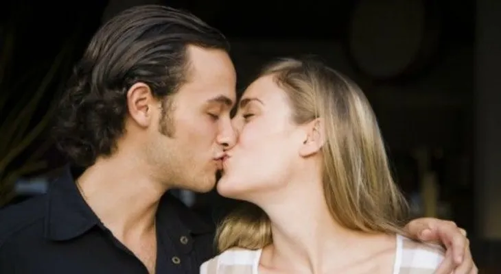 Un beso transmite 80 millones bacterias