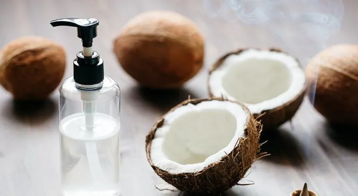 8 recetas de champú casero con aceite de coco para un cabello sano